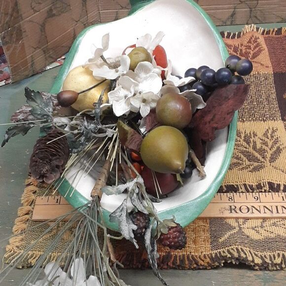 3 pc.bundle of Vintage ceramic cornacopia, (florals-no charge) and 2 placemats - Picture 11 of 12